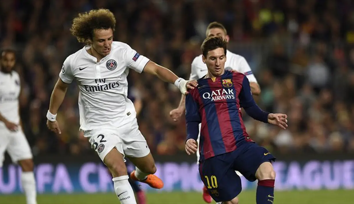 Lionel Messi (kanan) melewati David Luiz (kiri), akan tetapi la Pulga belum berhasil mencetak gol. Sumber: UEFA.
