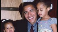 Malia dan Sasha dipangku Barack Obama. (dok. Instagram @michelleobama/https://www.instagram.com/p/BVfDfC_gnAe/Dinny Mutiah)