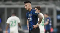 Inter Milan terpeleset di kandang sendiri usai takluk 0-2 dari Sassuolo dalam laga lanjutan Liga Italia, Minggu (20/2/2022). Hasil ini membuat Lautaro Martinez dkk. gagal mengkudeta  AC Milan dari puncak klasemen. Inter masih tertinggal dua poin dari sang rival. (AP/Antonio Calanni)