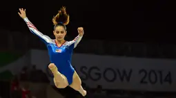 Farah Ann Abdul Hadi saat tampil pada nomor final tim Artistik pada ajang Commonwealth Games 2014 di Glasgow, Scotland, (29/7/2014). (AFP/Carl Court)