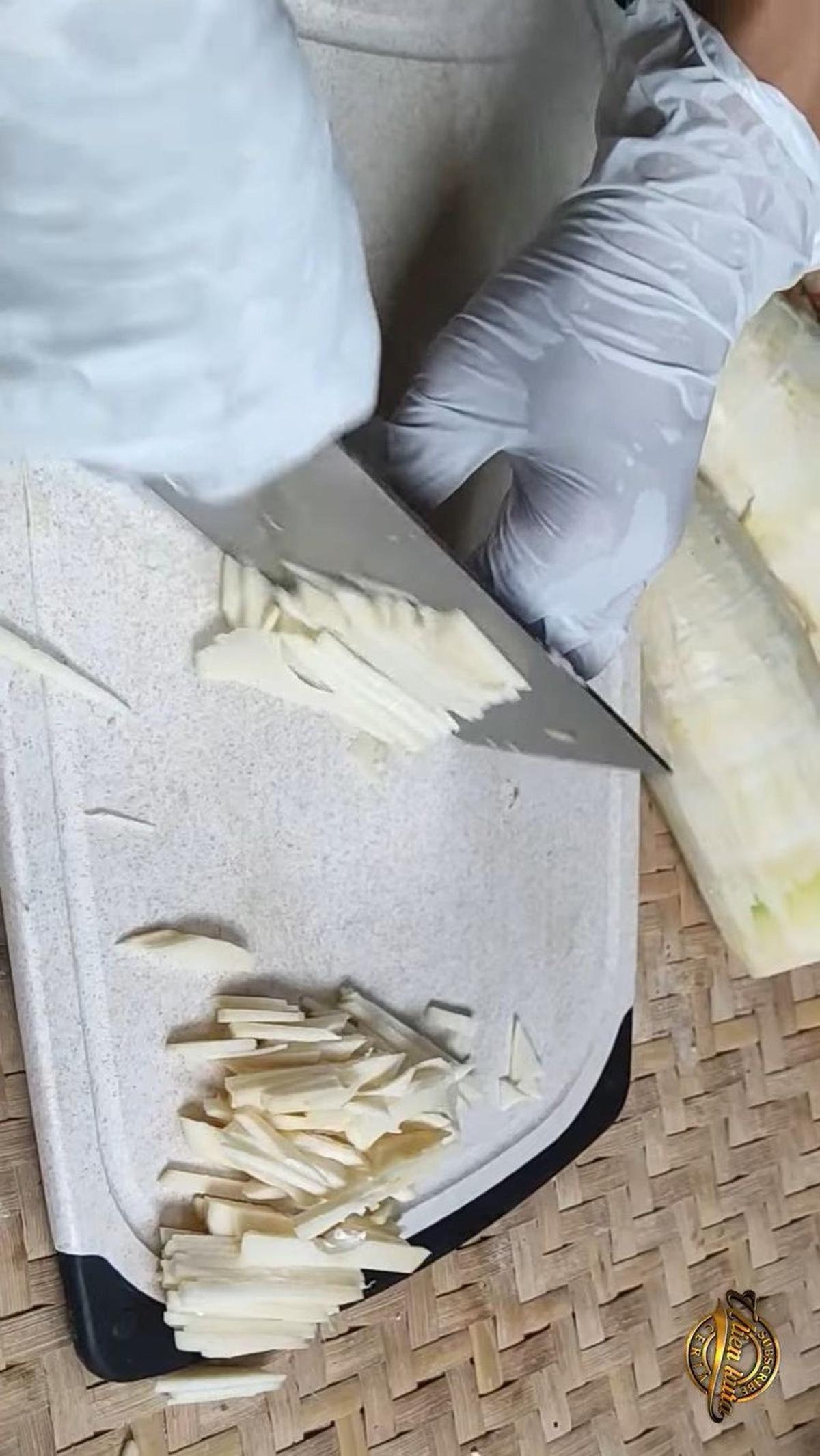 Kupas dan Potong Rebung