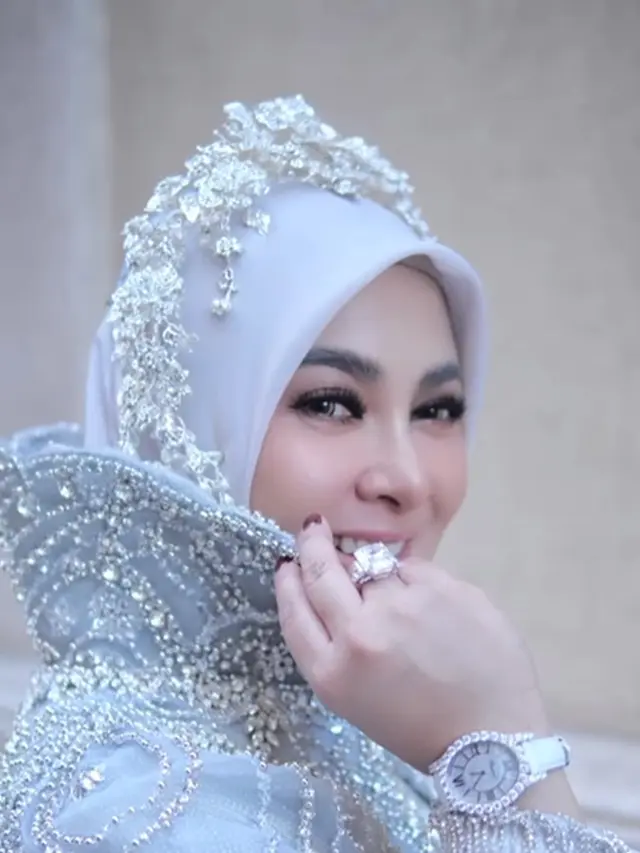 Potret Model Gaun Putih yang Dipakai Syahrini