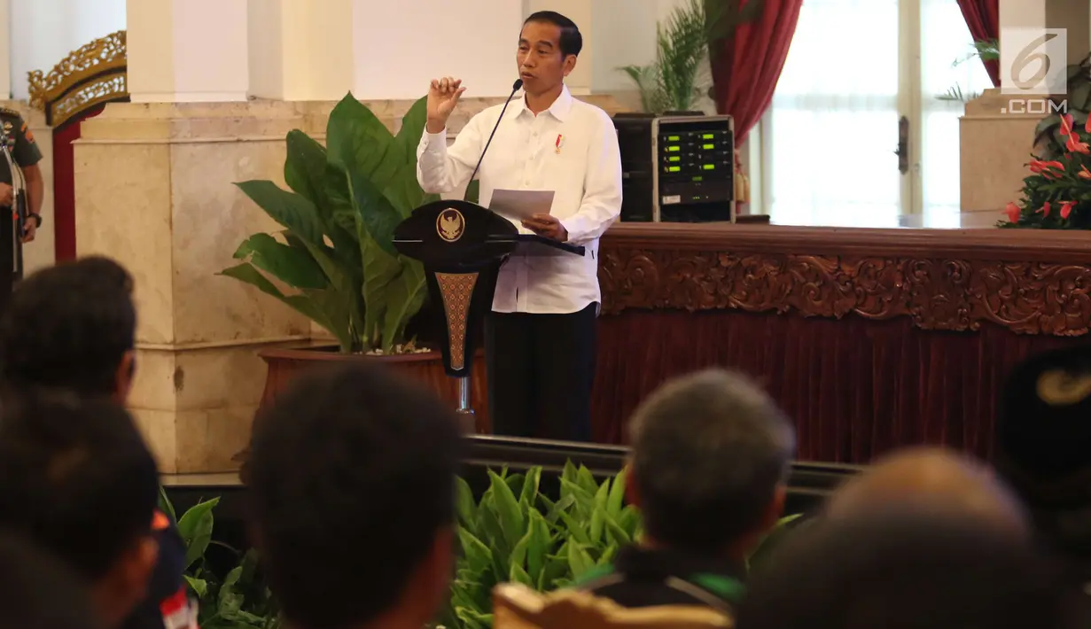 Presiden Joko Widodo (Jokowi) memberikan sambutan saat menerima perwakilan sopir truk se-Indonesia di Istana Negara, Jakarta, Selasa (8/5). Para sopir mengeluhkan maraknya kasus pungli dari kawasan Sumatera hingga Jakarta. (Liputan6.com/Angga Yuniar)