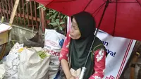 Nana (36) mengaku sudah 20 tahun menjual burung gereja setiap perayaan Imlek. (Liputan6.com/Putu Merta Surya Putra)