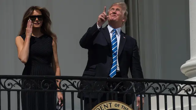 Donald Trump Sempat Lihat Gerhana Matahari dengan Mata Telanjang