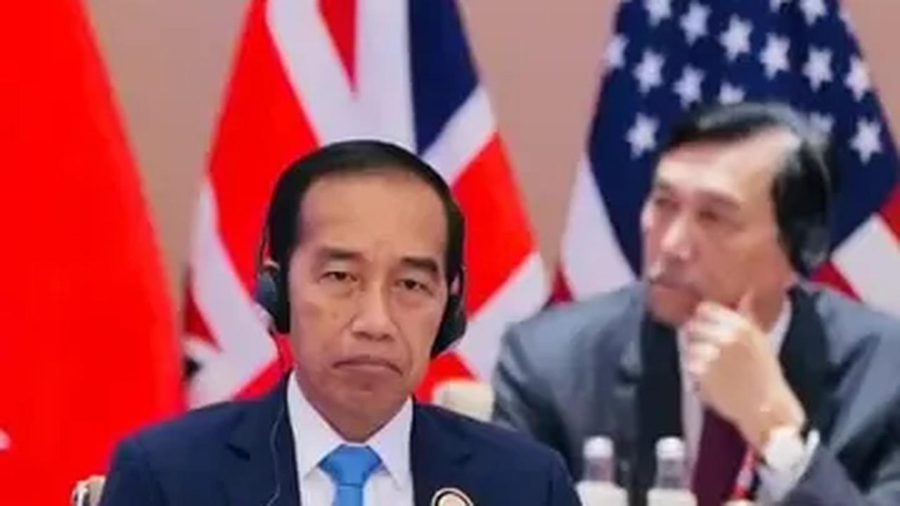 VIDEO: Detik-Detik Jokowi Berhenti Melangkah saat Dirangkul & Pundak Ditekan Presiden Prancis