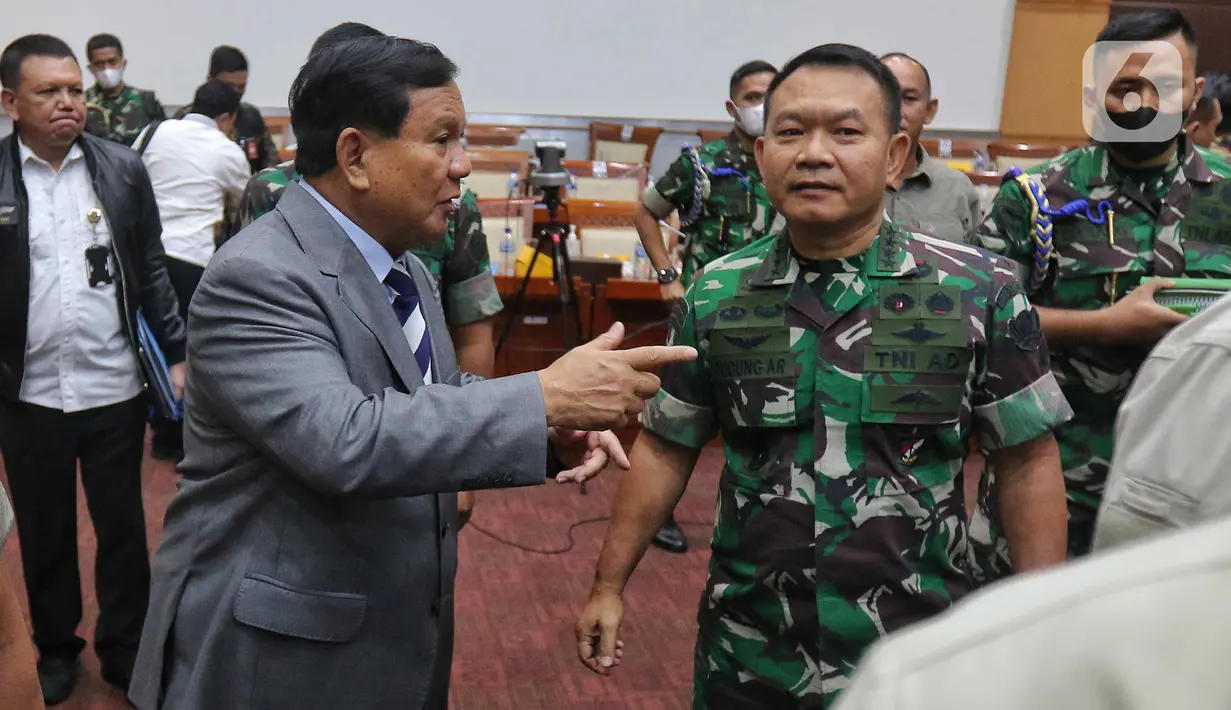 Menteri Pertahanan Prabowo Subianto berbincang dengan KASAD Jenderal TNI Dudung Abdurachman seusai Rapat Dengar Pendapat dengan Komisi I DPR RI, di Kompleks Parlemen, Jakarta, Senin (26/9/2022). Prabowo Subianto, Panglima TNI Jenderal Andika Perkasa, dan Kepala Staf Angkatan Darat (KSAD) Jenderal TNI Dudung Abdurachman memenuhi panggilan DPR RI. (Liputan6.com/Angga Yuniar)