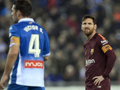 Eskpresi pemain Barcelona, Lionel Messi setelah gagal mencetak gol lewat penalti saat melawan Espanyol pada laga Copa Del Rey di RCDE Stadium, Cornella de Llobregat, (17/1/2018). Barcelona kalah 0-1. (AFP/Josep Lago)