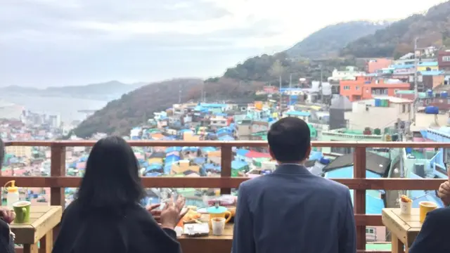 Presiden Joko Widodo atau Jokowi bersama Ibu Negara Iriana mengunjungi Gamcheon Village yang berada di Busan Korea Selatan, Minggu (24/11/2019). (Liputan6.com/ Lizsa Egeham)