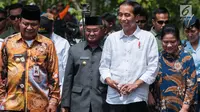 Presiden Jokowi meninjau pembangunan akses jalan menuju persawahan yang berada di Desa Pematang Panjang, Kabupaten Banjar, Kalimantan Selatan, Senin (26/3). Di lokasi itu mempekerjakan 30 warga sekitar dengan upah Rp80 ribu per hari. (Liputan6.com/Pool)