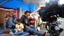 Pemudik singgah di warung dadakan di Jalur Pantura, Cirebon, Jawa Barat, Rabu (21/6). Menjelang puncak arus mudik Lebaran 2017, warga yang tinggal di dekat jalur Pantura membuat warung-warung dadakan. (Liputan6.com/Johan Tallo)