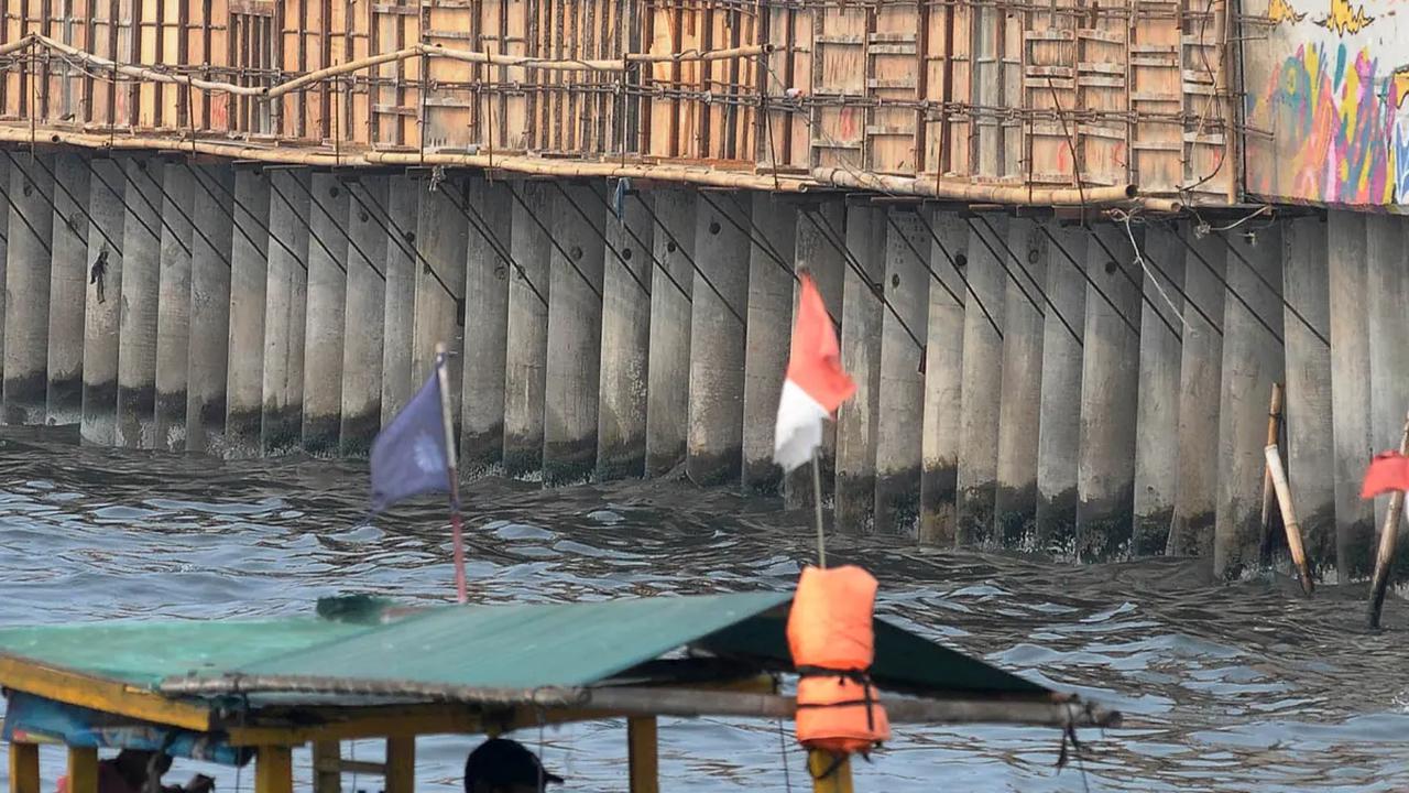 FOTO: Tanggul Laut Sepanjang 3,2 Km Dibangun untuk Cegah Rob di Kampung Nelayan Cilincing