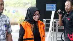 Anggota DPR Komisi VII Eni Maulani Saragih tersenyum saat tiba untuk menjalani pemeriksaan oleh penyidik di gedung KPK, Jakarta, Rabu (15/8). Eni Saragih diperiksa sebagai saksi untuk tersangka Johannes Budisutrisno Kotjo. (Merdeka.com/Dwi Narwoko)