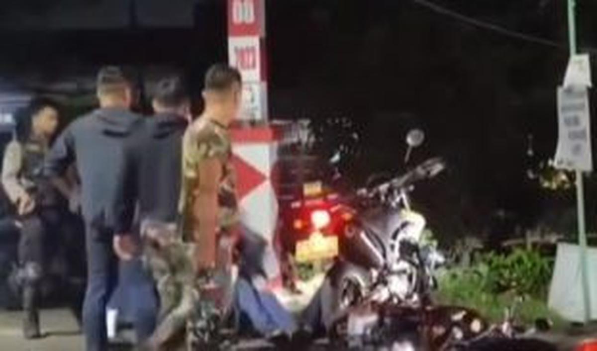 <i>"Geng motor salah masuk kandang militer di Halim Perdanakusuma," tulis keterangan video.</i>