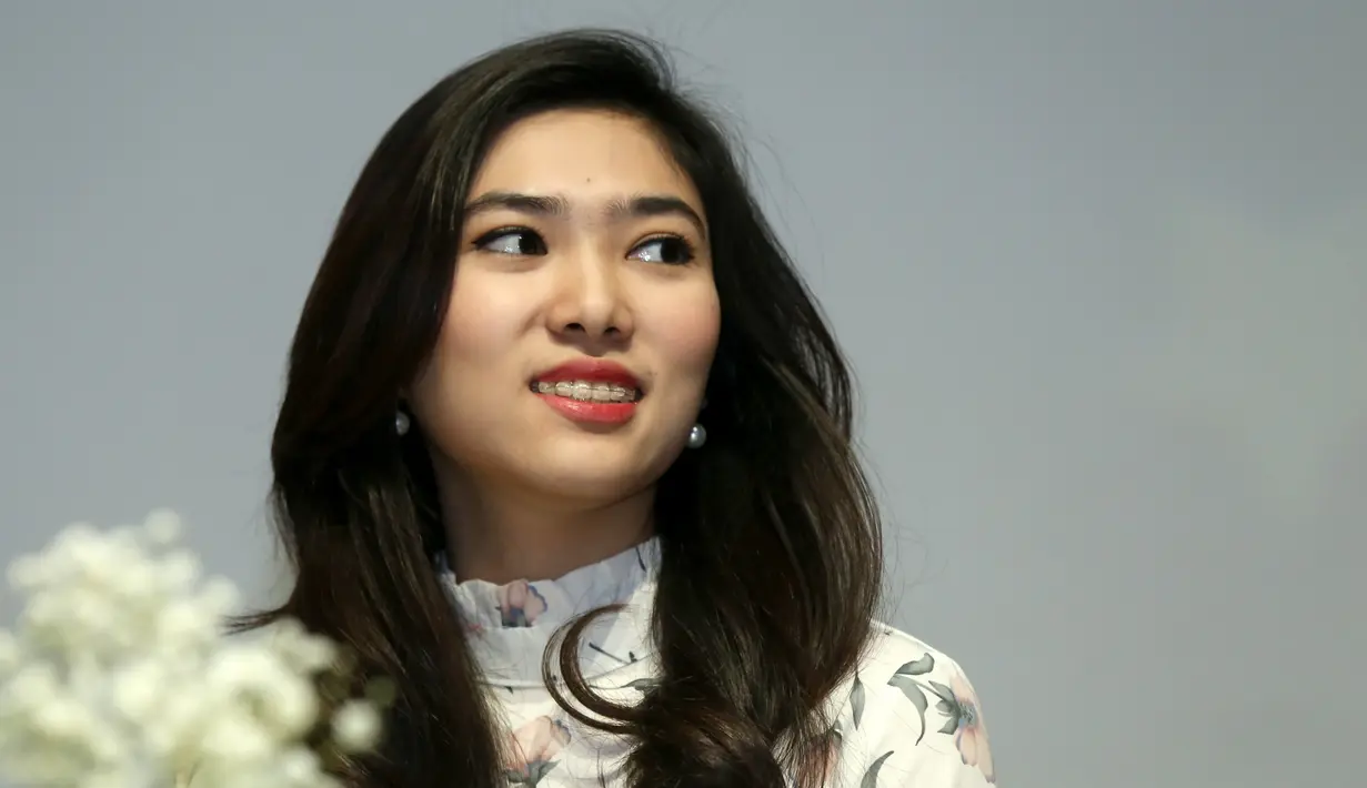 "Emang kita tuh nggak tahu ya, tiap kali ketemu nggak bisa berhenti ketawa, bisa sampe nangis.Kita emang tipikal orang yang senang becanda sih, kalau ketemu begitu,aku pasti banyak cerita-ceritanya, banyak ngakaknya," ucap Isyana.(Nurwahyunan/Bintang.com)