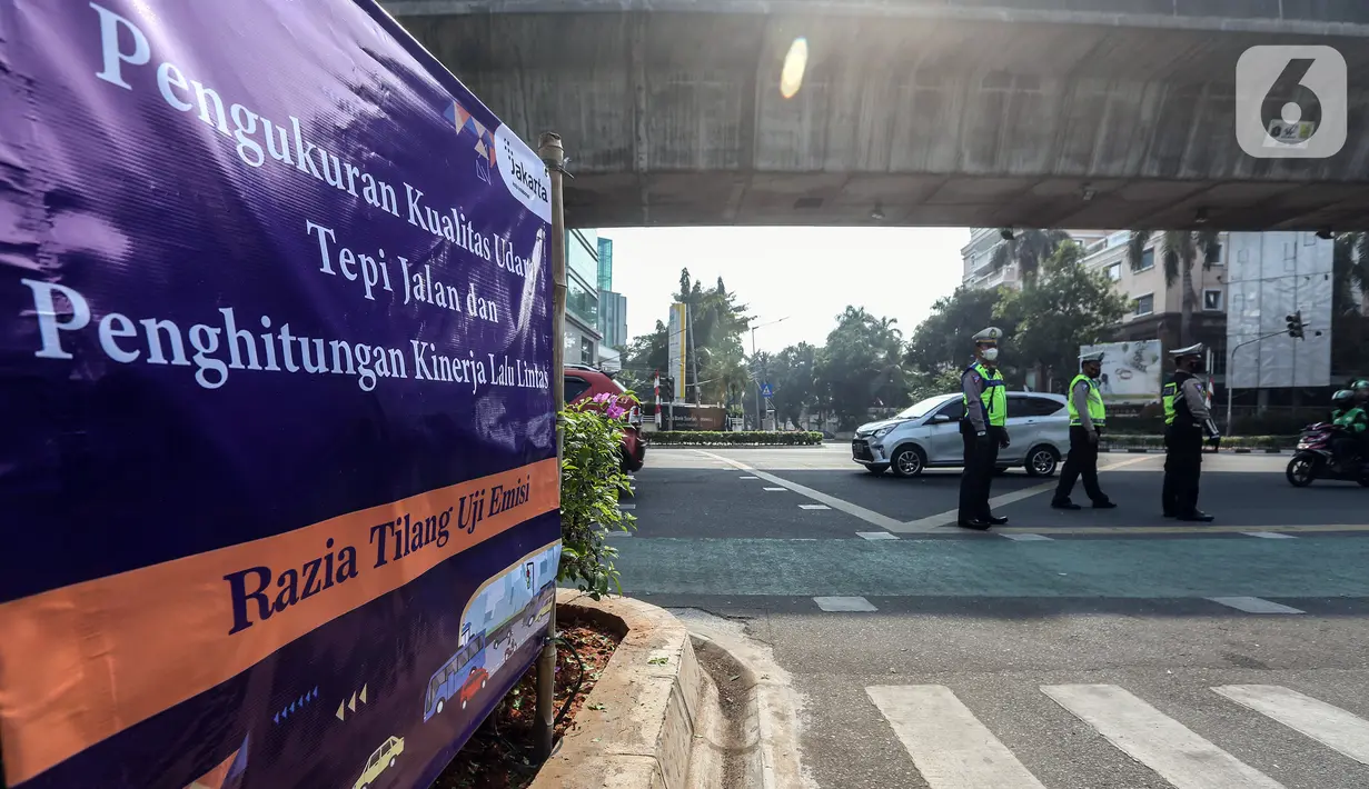 Denda sanksi tilang bagi kendaraan yang tidak lulus uji emisi sebesar Rp 250.000 bagi sepeda motor dan Rp 500.000 untuk mobil. (Liputan6.com/Johan Tallo)