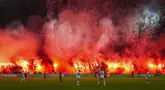 Pendukung FC Twente menyalakan suar dan kembang api menjelang dimulainya babak kedua pertandingan Liga Europa 2024/2025 melawan Besiktas di De Grolsch Veste stadium, Enschede, Belanda, Jumat (31/01/2025) dini hari WIB. (AP Photo/Peter Dejong)