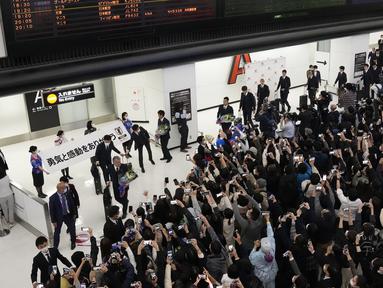 Timnas Jepang mendapatkan sambutan hangat saat tiba di bandara Narita, Rabu (07/12/2022) waktu setempat sepulang dari perhelatan akbar Piala Dunia 2022. (AP/Shuji Kajiyama)