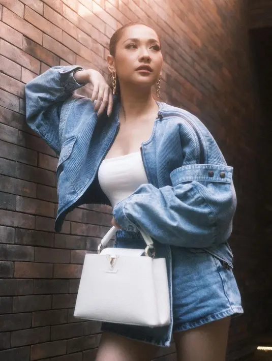 Denim on demin dengan short dan bomber jacket serta inner tank top putih memberi kesan atraktif dan dinamis dan tentu terlihat lebih muda (Foto: Instagram @bclsinclair)