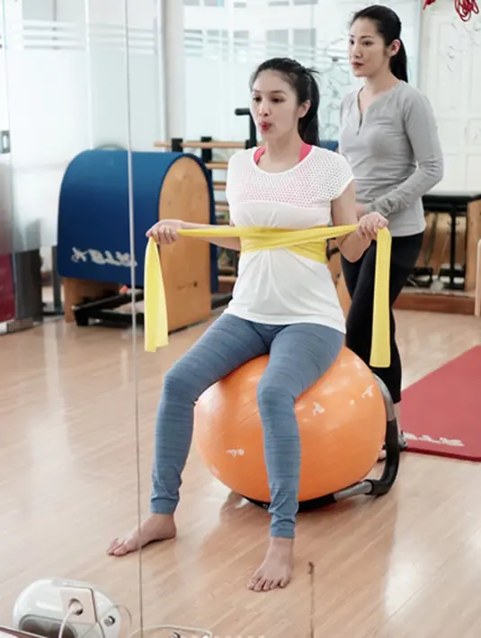 "Jadi enggak ada halangan, yang penting jangan berlebihan. Jadi saya makan sehat, juga makan jajan juga. Saya pengin anak saya kayak saya," Sandra Dewi Menambahkan. (Instagram/sandradewi88)