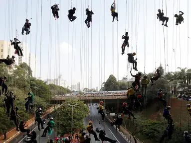 Sejumlah pendaki profesional melakukan rappelling dari atas jembatan saat membuat cincin Olimpiade 2016 di Sao Paulo, Brasil (31/7). Aksi ini dilakukan untuk menyambut dan memeriahkan Olimpiade 2016. (REUTERS/Paulo Whitaker) 