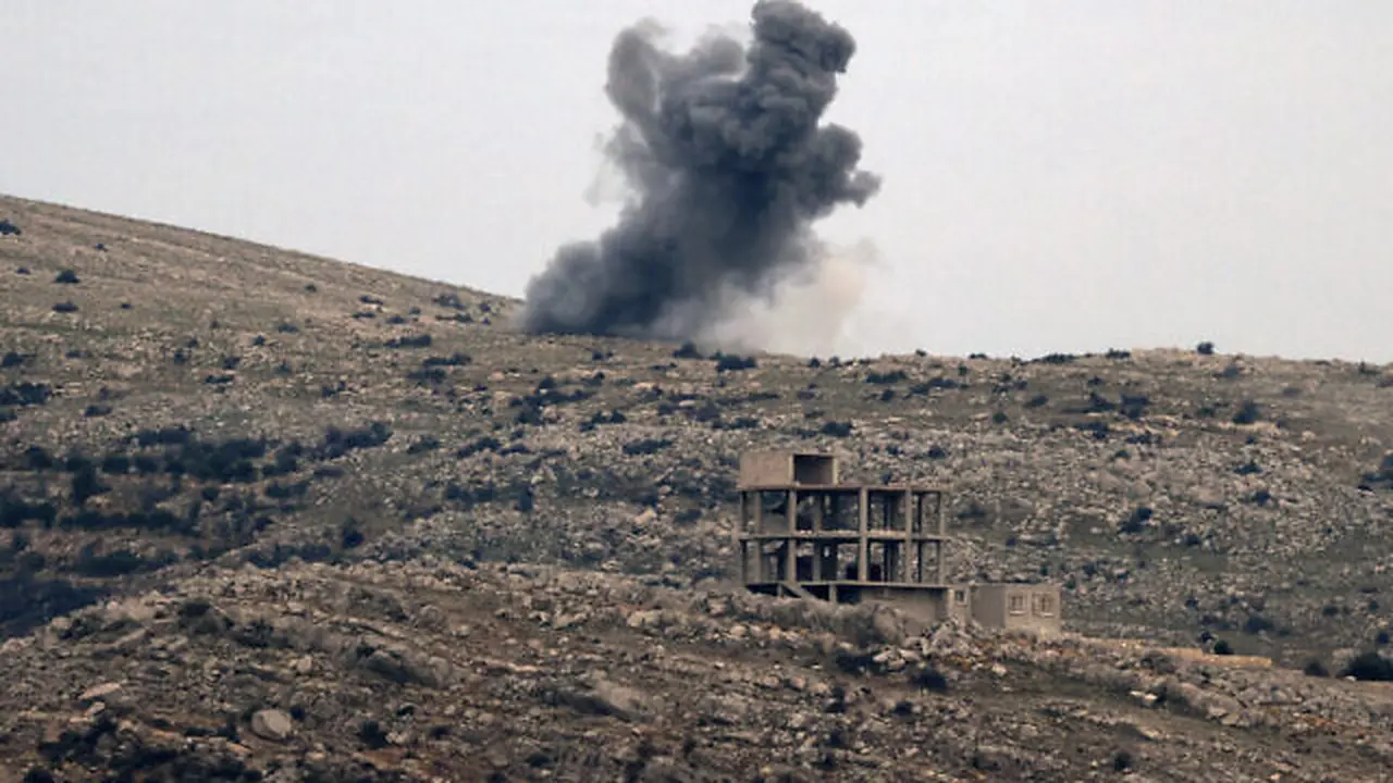 Gambar yang diambil dari desa Druze Majdal Shams di Dataran Tinggi Golan ini menunjukkan asap mengepul di pinggiran desa Hader di Suriah pada 7 Desember 2024. (Jalaa MAREY/AFP)