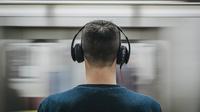 Ilustrasi mendengarkan lagu, musik. (Photo by Burst: https://www.pexels.com/photo/man-wearing-headphones-374777/)