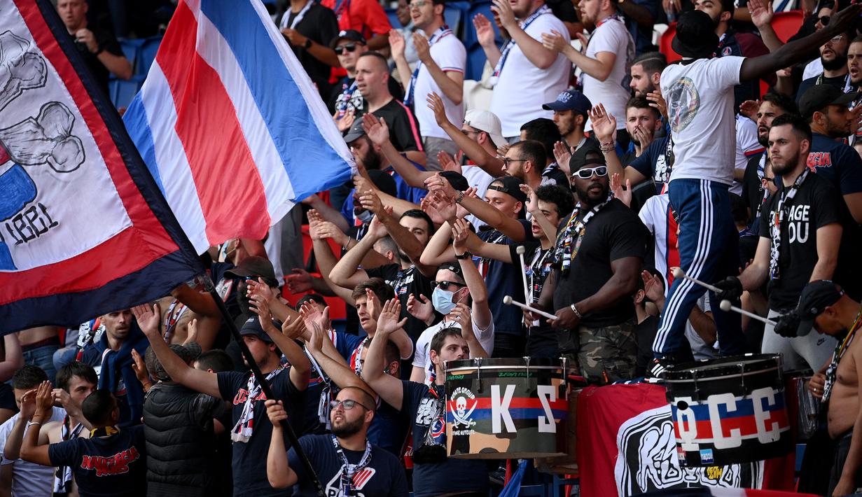 Suporter PSG memberikan dukungan untuk timnya saat melawan Waasland-Beveren pada laga uji coba di Parc des Princes Stadium, Sabtu (18/7/2020) dini hari WIB. PSG menang telak 7-0 atas Waasland-Beveren. (AFP/Anne-Christine Poujoulat)