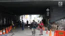 Pejalan kaki melewati underpass Sudirman yang ditutup bagi kendaraan bermotor di Jalan Kendal, Jakarta, Selasa (5/3). Penutupan juga untuk menunjang pengoperasian MRT Jakarta yang mulai beroperasi akhir Maret 2019. (Liputan6.com/Immanuel Antonius)