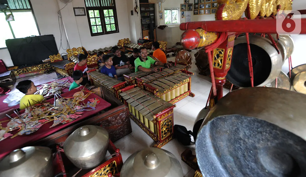 Suasana saat anak-anak berlatih mendalang wayang kulit di Sanggar Nirmalasari, Cinere, Depok, Jawa Barat, Minggu (9/2/2020). Sanggar yang berdiri sejak tahun 1987 ini melatih para siswa setiap hari Minggu. (merdeka.com/Arie Basuki)