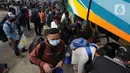 Pemudik memasukkan bawaan ke dalam bagasi bus di terminal bayangan di Pasar Jumat, Jakarta, Rabu (5/5/2021). Jelang pemberlakuan larangan mudik 2021 pada esok hari, sejumlah terminal bayangan di wilayah Jabodetabek dipadati para pemudik tujuan Pulau Jawa dan Sumatera. (merdeka.com/Arie Basuki)