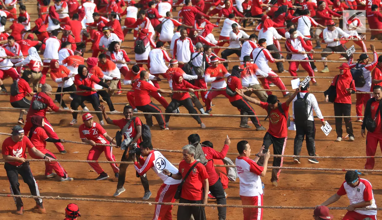 Aparatur Sipil Negara (ASN) Kementerian Dalam Negeri mengikuti lomba tarik tambang di Lapangan Banteng, Jakarta, Jumat (2/8/2019). Kemendagri dan Badan Nasional Pengelola Perbatasan (BNPP) memecahkan 2 rekor MURI untuk menyemarakkan peringatan HUT RI ke-74. (Liputan6.com/Angga Yuniar)