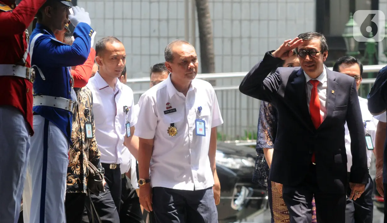 Yasonna Laoly (kanan) tiba untuk saat serah terima jabatan Menteri Hukum dan Hak Asasi Manusia (Menkumham) di Jakarta, Rabu (23/10/2019). Yasonna Laoly menggantikan Tjahjo Kumolo yang sebelumnya menjabat Plt Menkumham. (merdeka.com/Dwi Narwoko)