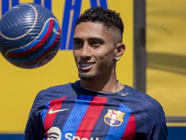 Barcelona baru saja mendapatkan Raphinha dari klub Liga Inggris Leeds United untuk mengarungi musim 2022/2023. Nilai transfer sayap kanan asal Brasil tersebut menjadi salah satu pembelian termahal Barcelona dari klub Liga Inggris. Berikut daftar 5 pembelian termahal Barcelona dari klub Liga Inggris sepanjang sejarah. (AP/Joan Monfort)