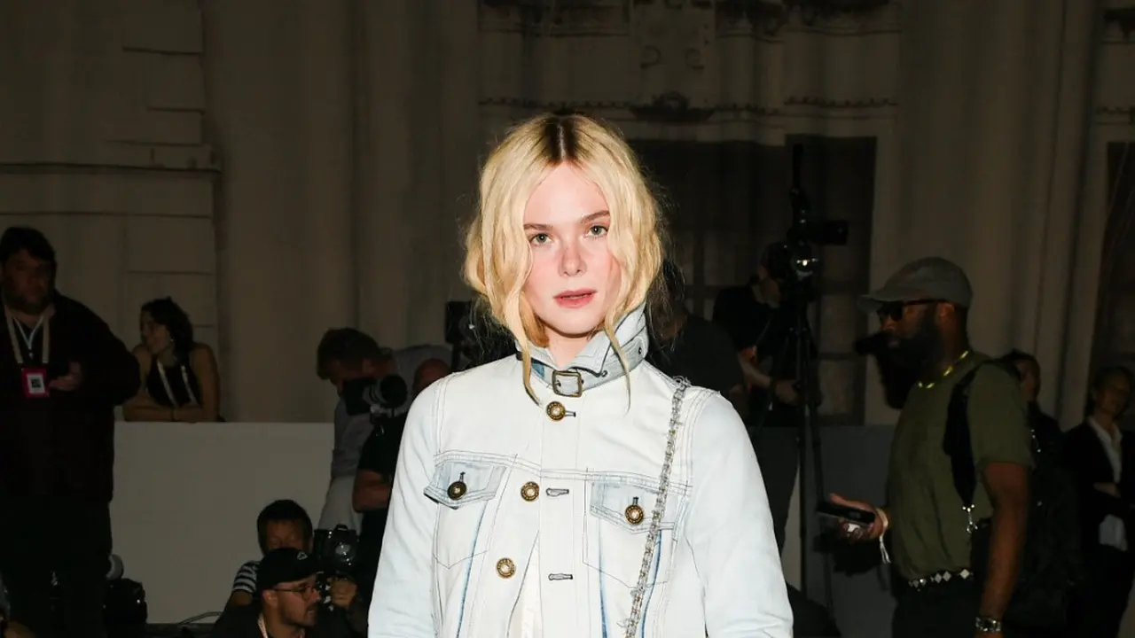Denim Never Dies, Gaya Unik Elle Fanning Pakai Denim on Denim di Coach Show NYFW