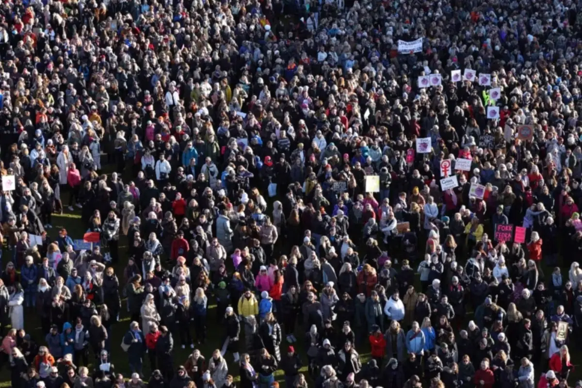 Ribuan orang dari seluruh Islandia berkumpul selama aksi pemogokan perempuan di ibu kota Reykjavik, 24 Oktober 2023 (AP).