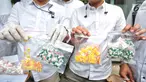 Petugas memperlihatkan barang bukti obat keras saat merilis kasus obat keras yang tidak memiliki izin edar di Mapolda Metro Jaya, Jakarta, Selasa (19/9). Polda Metro menyita 15.367 pil obat keras yang tidak memiliki izin edar. (Liputan6.com/Faizal Fanani)