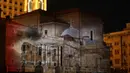 Katedral Christian Maronite saat diterangi cahaya bergambar panorama Yerusalem di Beirut, Lebanon, Kamis (7/12). Aksi tersebut bentuk protes atas pengakuan Presiden AS Donald Trump terhadap Yerusalem sebagai ibu kota Israel. (AFP Photo/Anwar Amro)