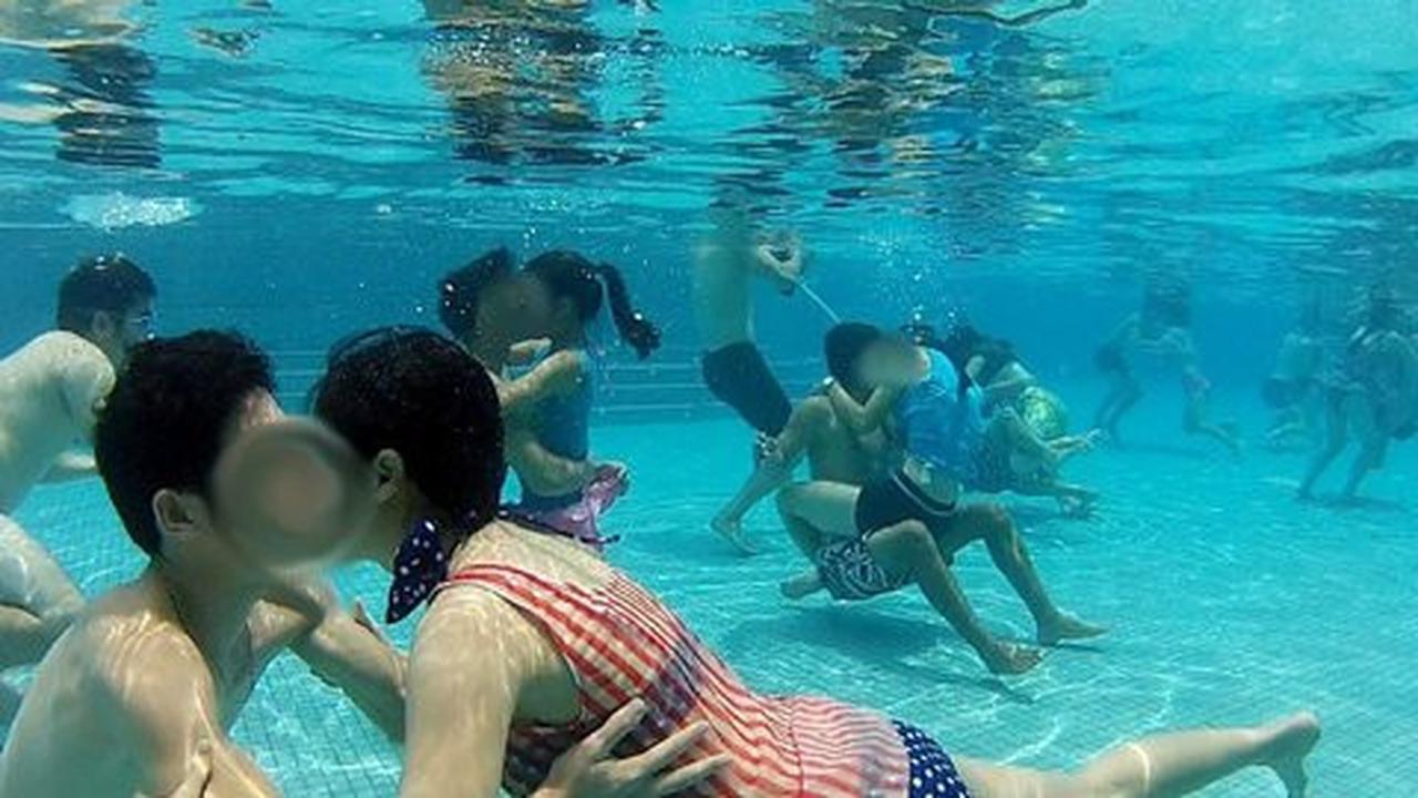 Lomba berciuman dalam air