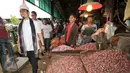 Cawagub DKI Jakarta, Sandiaga Uno dan Ustad Solmed saat melakukan blusukan di Pasar Induk, Kramat Jati, Jakarta, Senin (16/1). (Liputan6.com/Yoppy Renato)