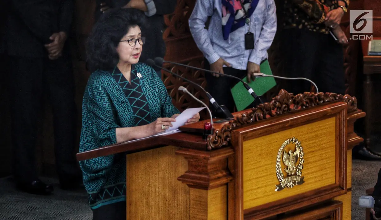 Menteri Kesehatan Nina Moelok menyampaikan pandangan akhir pemerintah saat Rapat Paripurna di Kompleks Parlemen, Senayan, Jakarta, Rabu (13/2). Agenda utama rapat untuk pengambilan keputusan terhadap RUU Kebidanan. (Liputan6.com/JohanTallo)