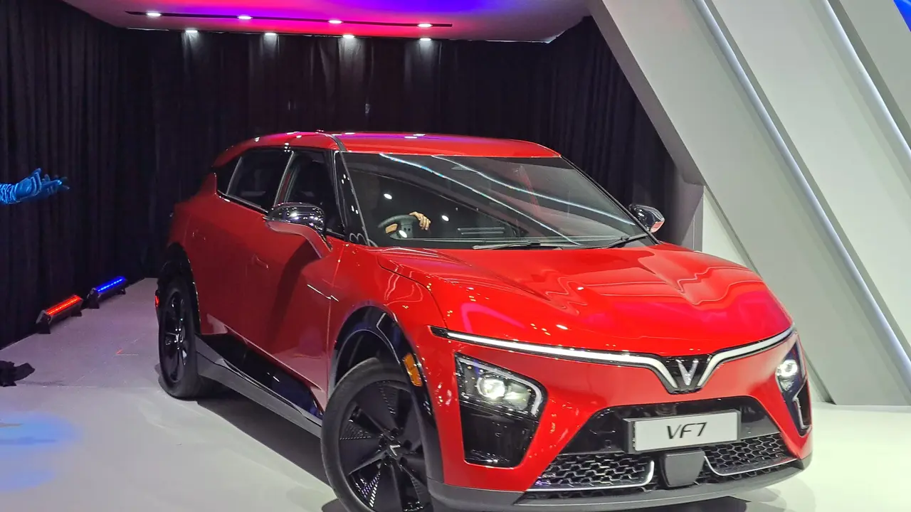 VinFast VF7 di GIIAS 2025.