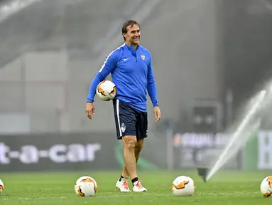 Pelatih Sevilla Julen Lopetegui saat sesi latihan di Cologne, Jerman, Kamis (20/8/2020). Sevilla akan menghadapi Inter Milan di final Liga Europa. (AP Photo/Martin Meissner)
