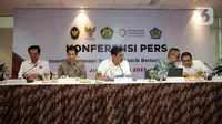 Menteri Koordinator Bidang Kemaritiman dan Investasi Luhut Binsar Pandjaitan (tengah) bersama Menteri Perindustrian Agus Gumiwang Kartasasmita (kedua kanan) saat menggelar konferensi pers di Jakarta, Senin (6/3/2023). Keterangan pers tersebut terkait pemerintah akan mengucurkan insentif Kendaraan Bermotor Listrik Berbasis Baterai (KBLBB) pada 20 Maret 2023. (Liputan6.com/Johan Tallo)