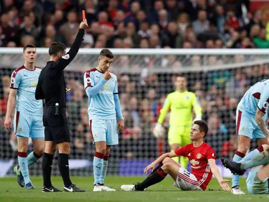 Manajer Jose Mourinho dan gelandang Ander Herrera diusir wasit ke luar lapangan saat Manchester United menjamu Burnley di Stadion Old Trafford pada laga Premier League 2016-2017, Sabtu (29/10/2016). (Reuters/Phil Noble)