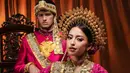 Sebagai pria berdarah Eropa, penampilan Justin dalam balutan busana adat Indonesia sukses membuat publik terpukau. Aura maskulin Justin justru terlihat semakin kuat saat dipadukan dengan outfit tradisional yang kaya akan detail budaya. [@jennifercoppenreal20].