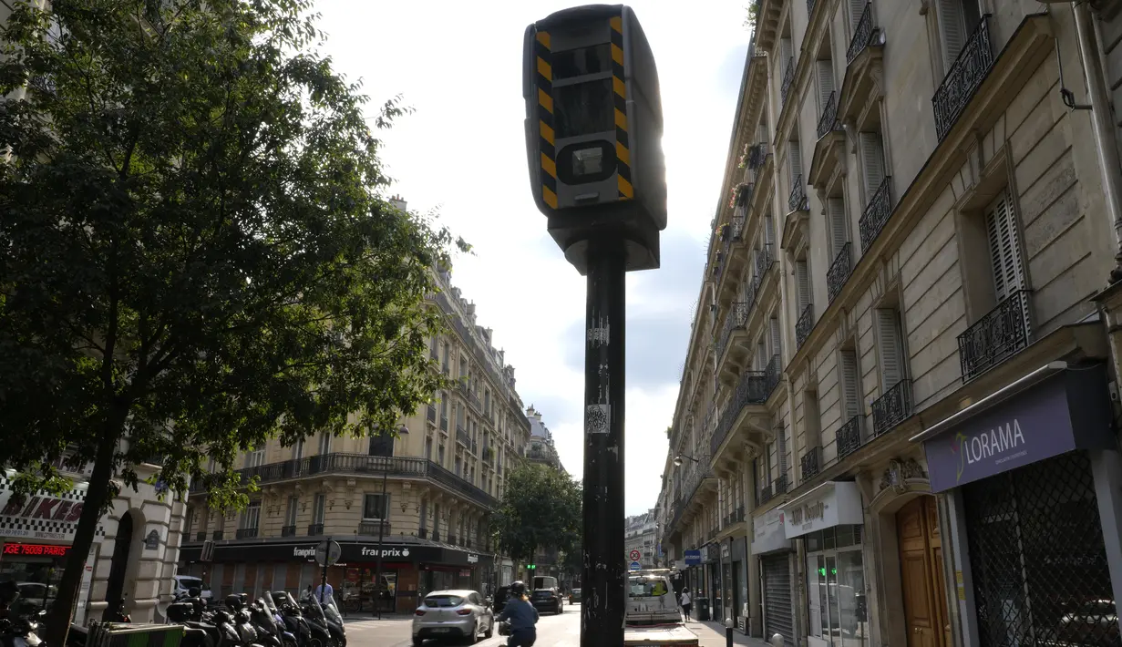 Kamera pengukur kecepatan kendaraan digambarkan di sebuah jalan di Paris, Senin (30/8/2021). Kota Paris telah mengeluarkan aturan yang membatasi kecepatan baru untuk pengemudi menjadi hanya 30 kilometer per jam untuk mengurangi kecelakaan dan membuat Paris lebih ramah pejalan kaki (AP/Francois Mori)