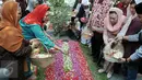 Istri mendiang Gus Dur, Sinta Nuriyah dan anaknya, Yenni Wahid menaburkan bunga di makam Gus Dur di komplek pesantren Tebuireng, Jombang, Jatim, Selasa (4/8/2015). Ziarah tersebut bertepatan dengan hari lahir Gus Dur. (Liputan6.com/Johan Tallo)