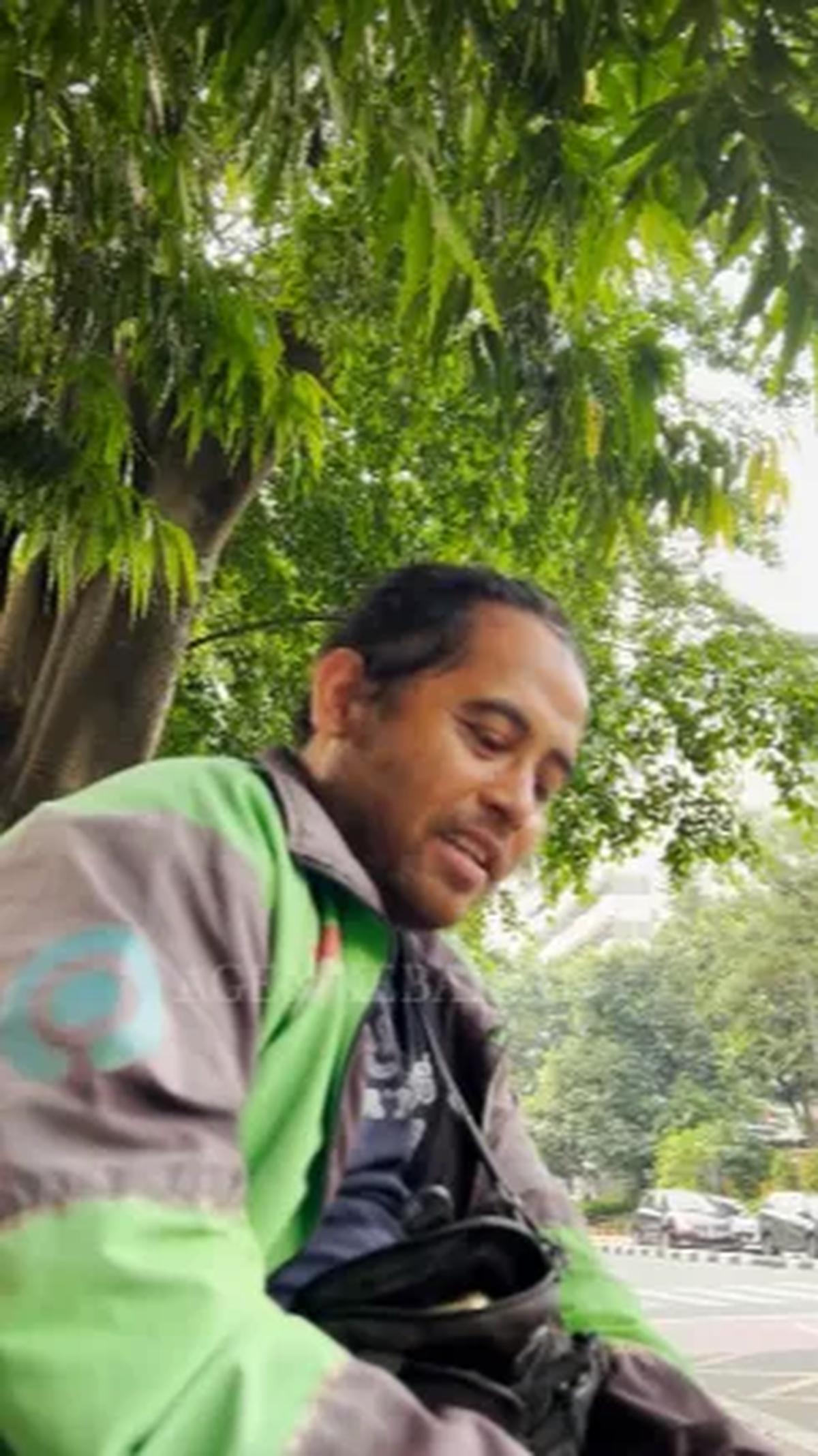 "Ya sudah ini makanan buat anaknya juga gak apa-apa, dibawa pulang aja pak," kata wanita ini memberikan kotak makan miliknya kepada driver ojol tersebut.<br>