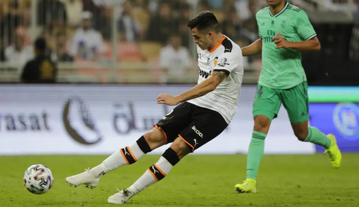 Pemain Valencia, Maxi Gomez, melepaskan tendangan saat melawan Real Madrid pada laga Piala Super Spanyol di Stadion King Abdullah Sport City, Arab Saudi, Rabu (8/1/2020). Real Madrid menang 3-1 atas Valencia. (AP/Amr Nabil)
